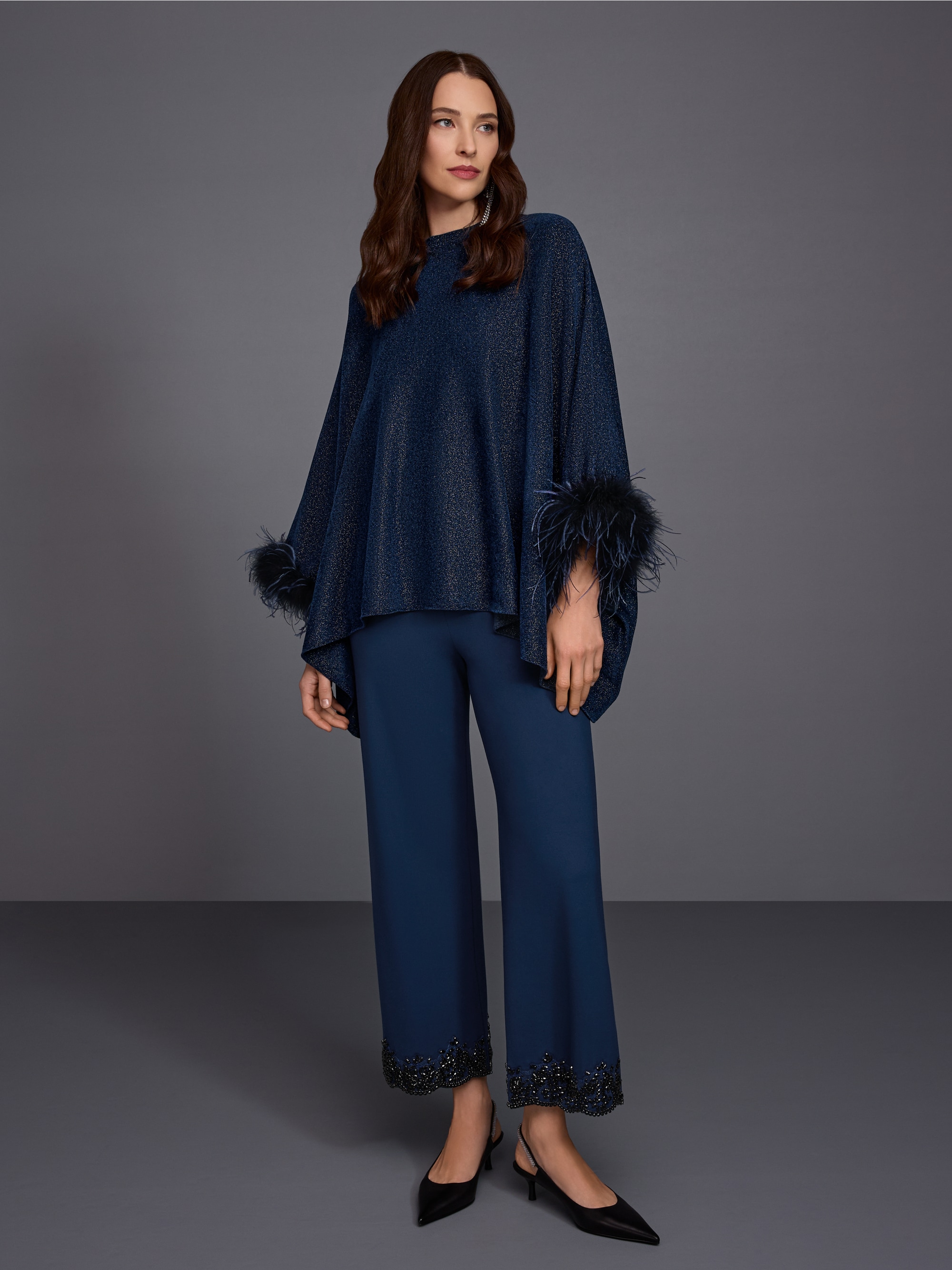 Knitted poncho with feathers
