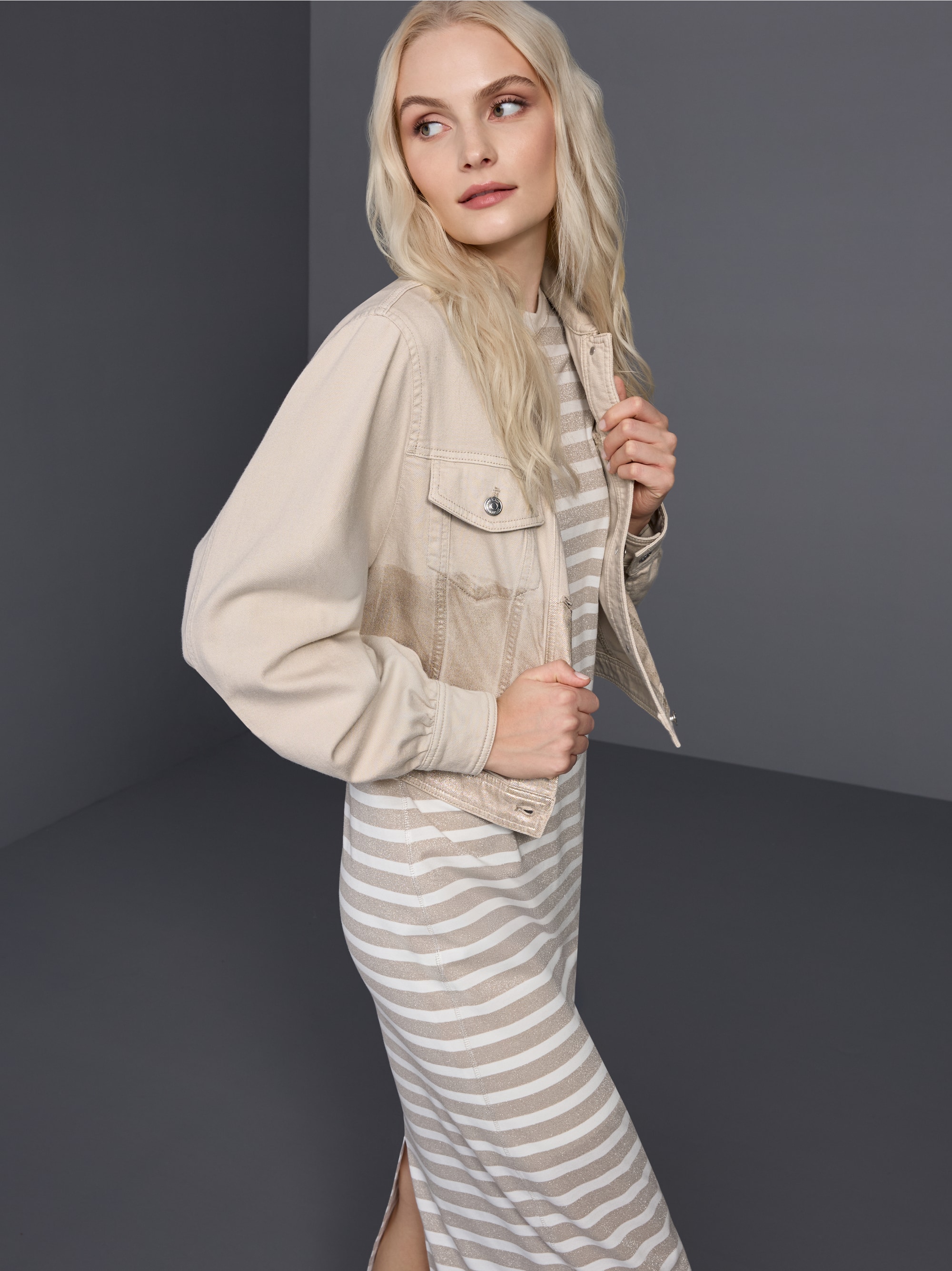Veste en denim avec finitions dorées