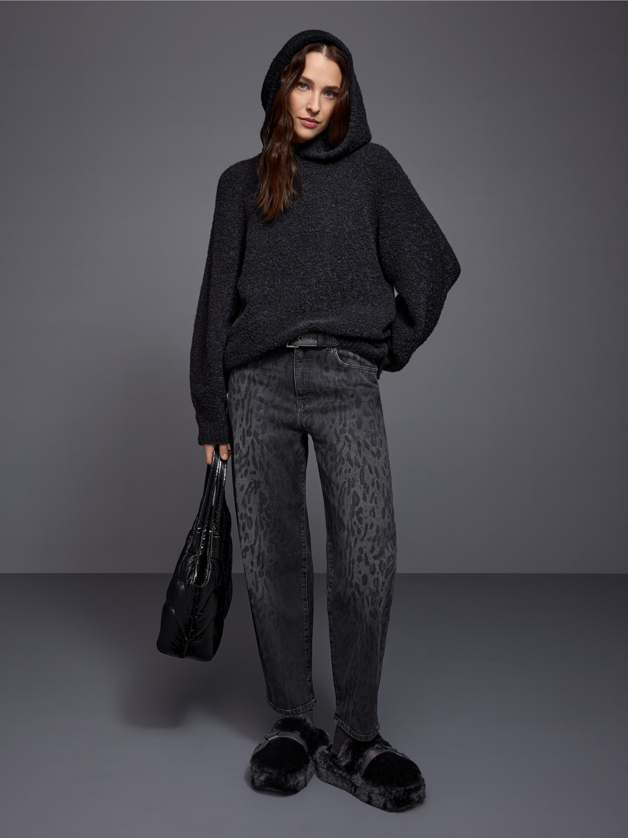 Fluffy slippers with faux lambskin