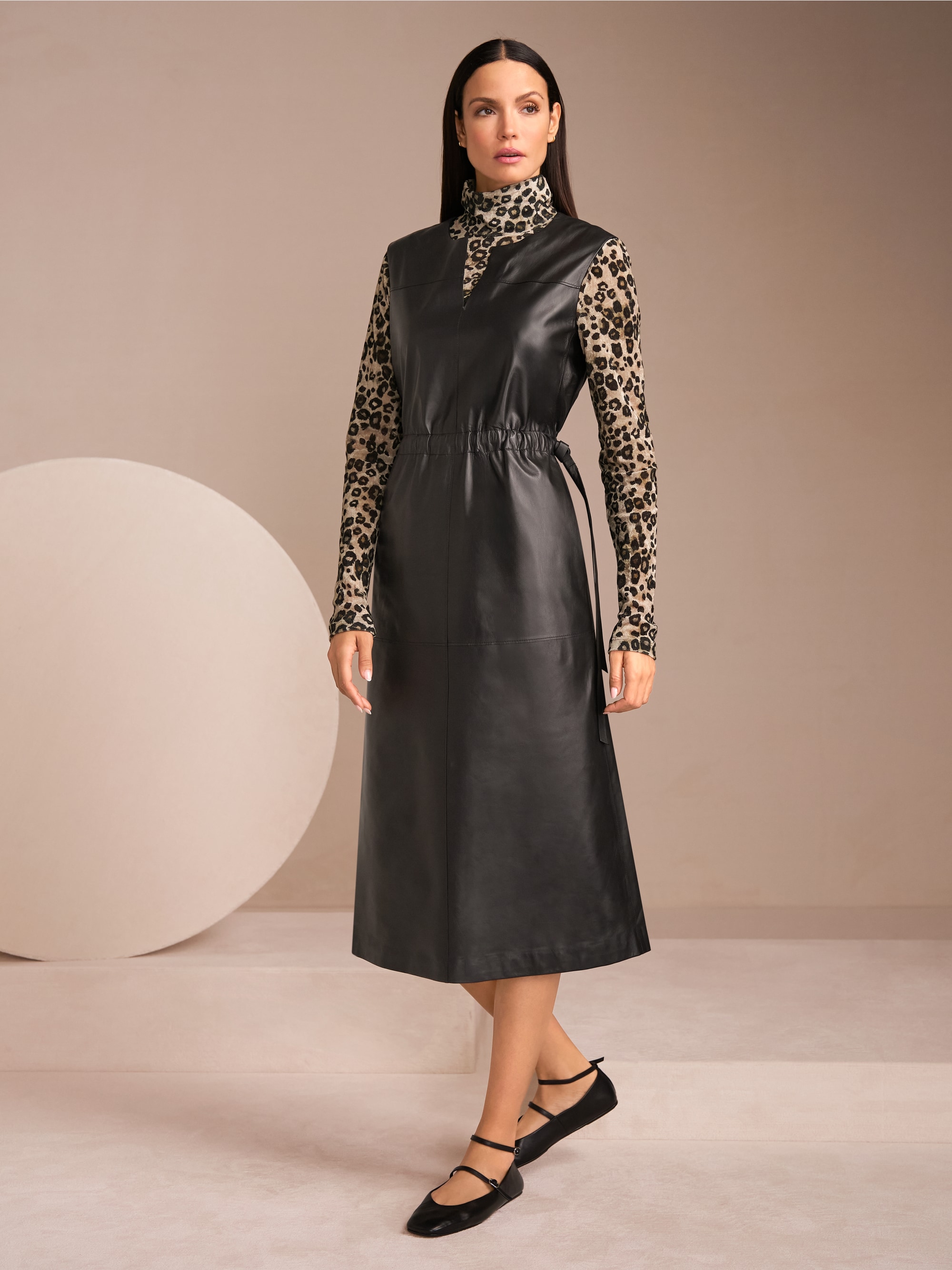 Leder-Maxikleid mit V-Ausschnitt