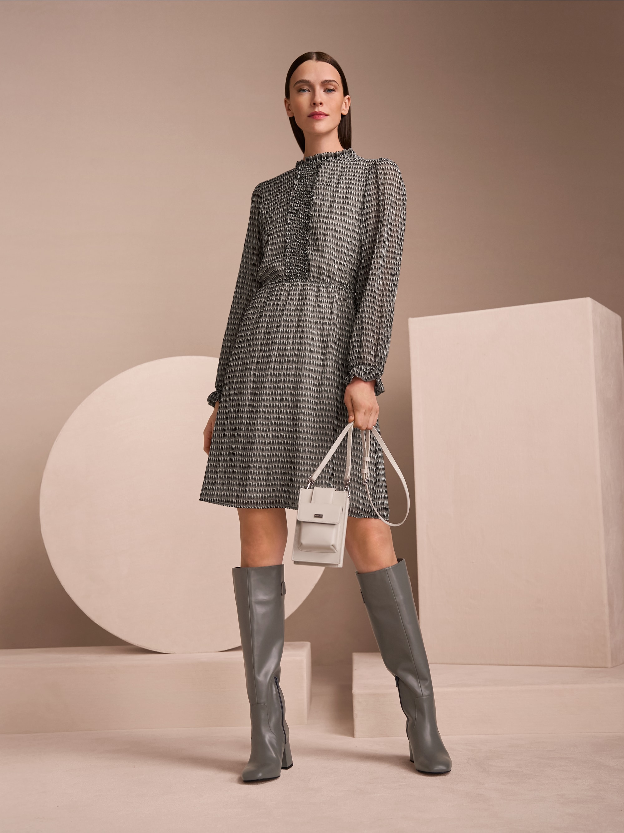 Bedrucktes Kleid mit Mini-Rüschen