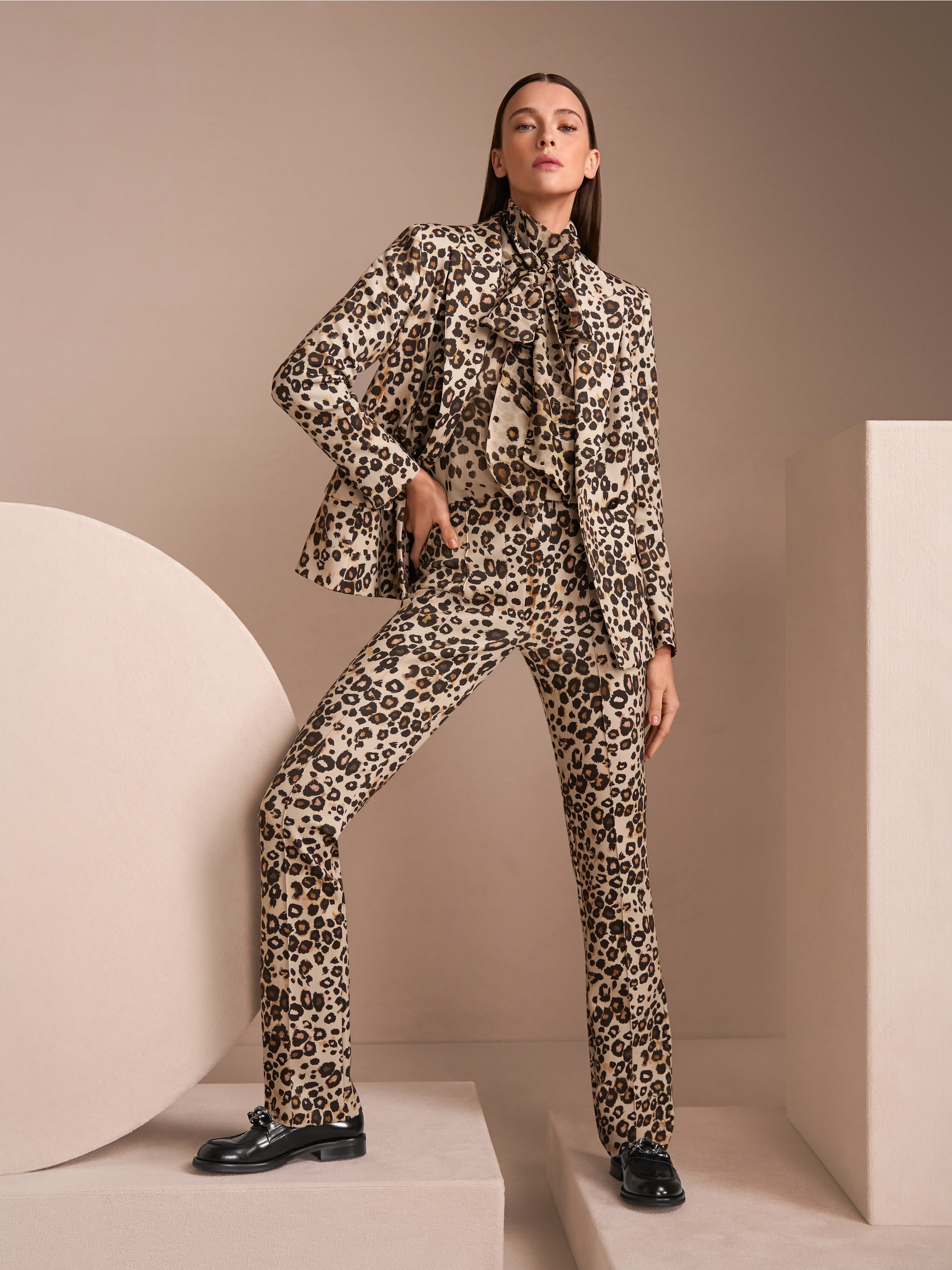 Schluppenbluse mit Leo-Print