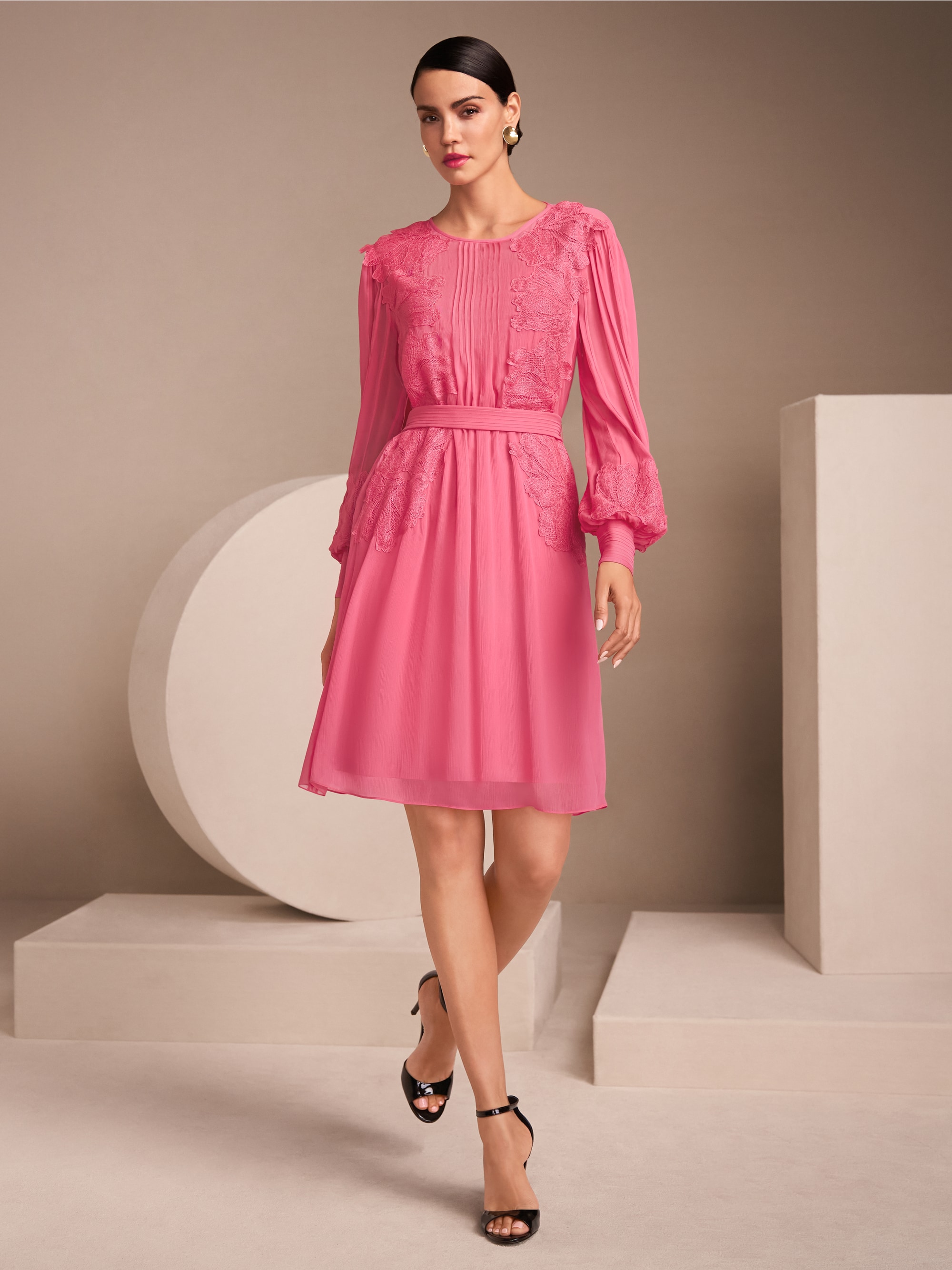 Transparentes Kleid mit Spitze