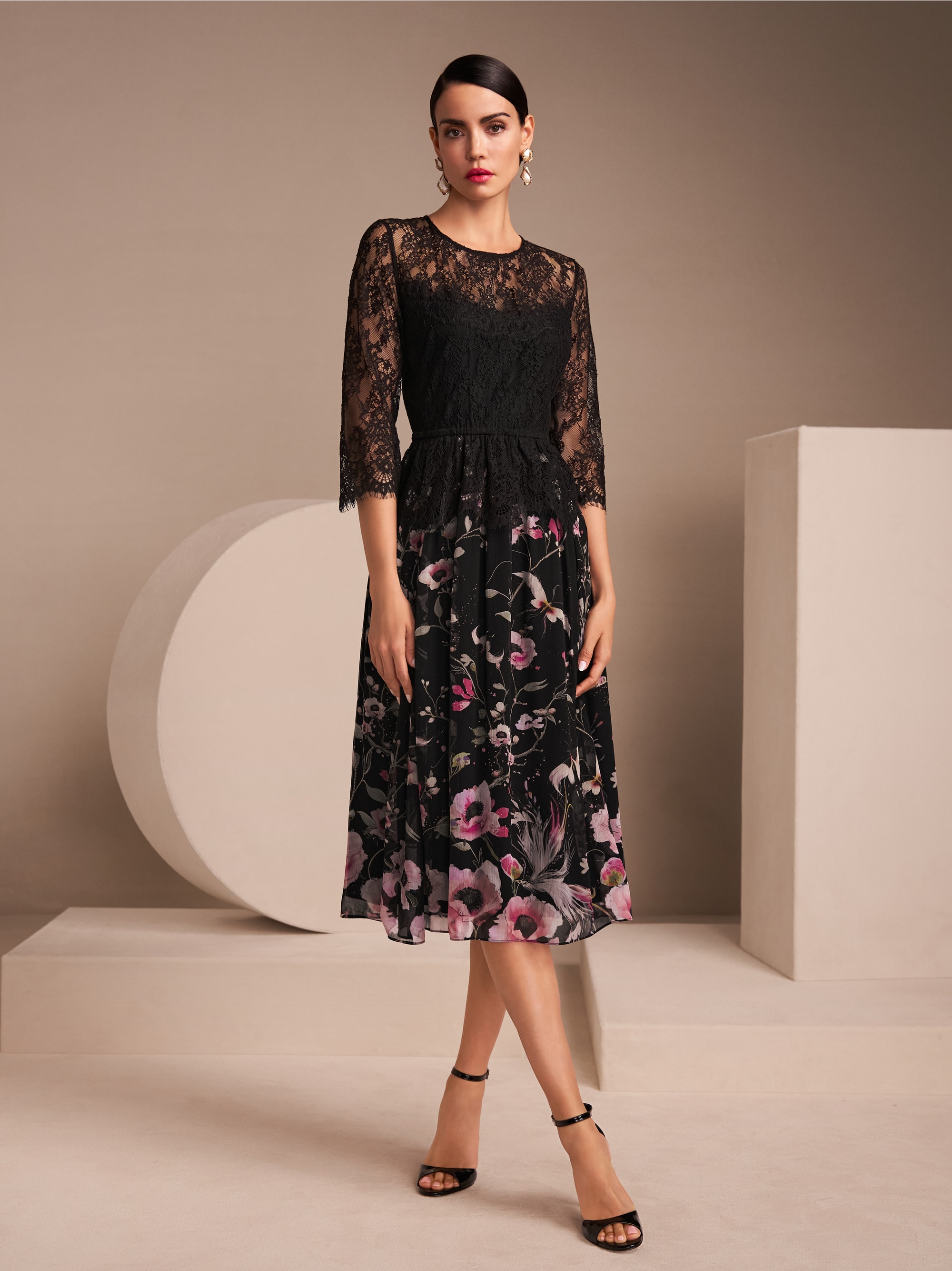 Kleid mit Spitze und Blumenmuster