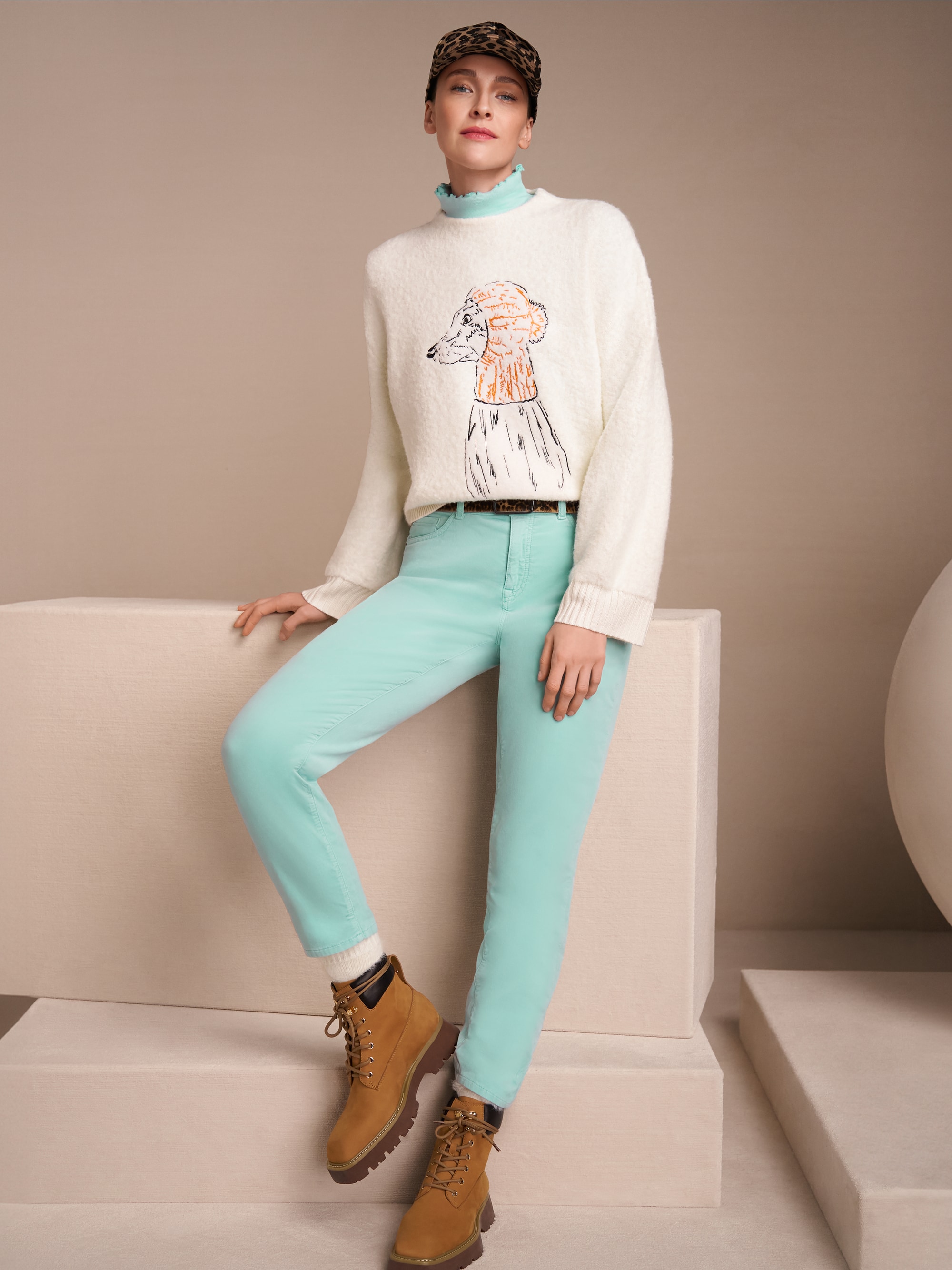 Plain long-sleeved turtleneck shirt