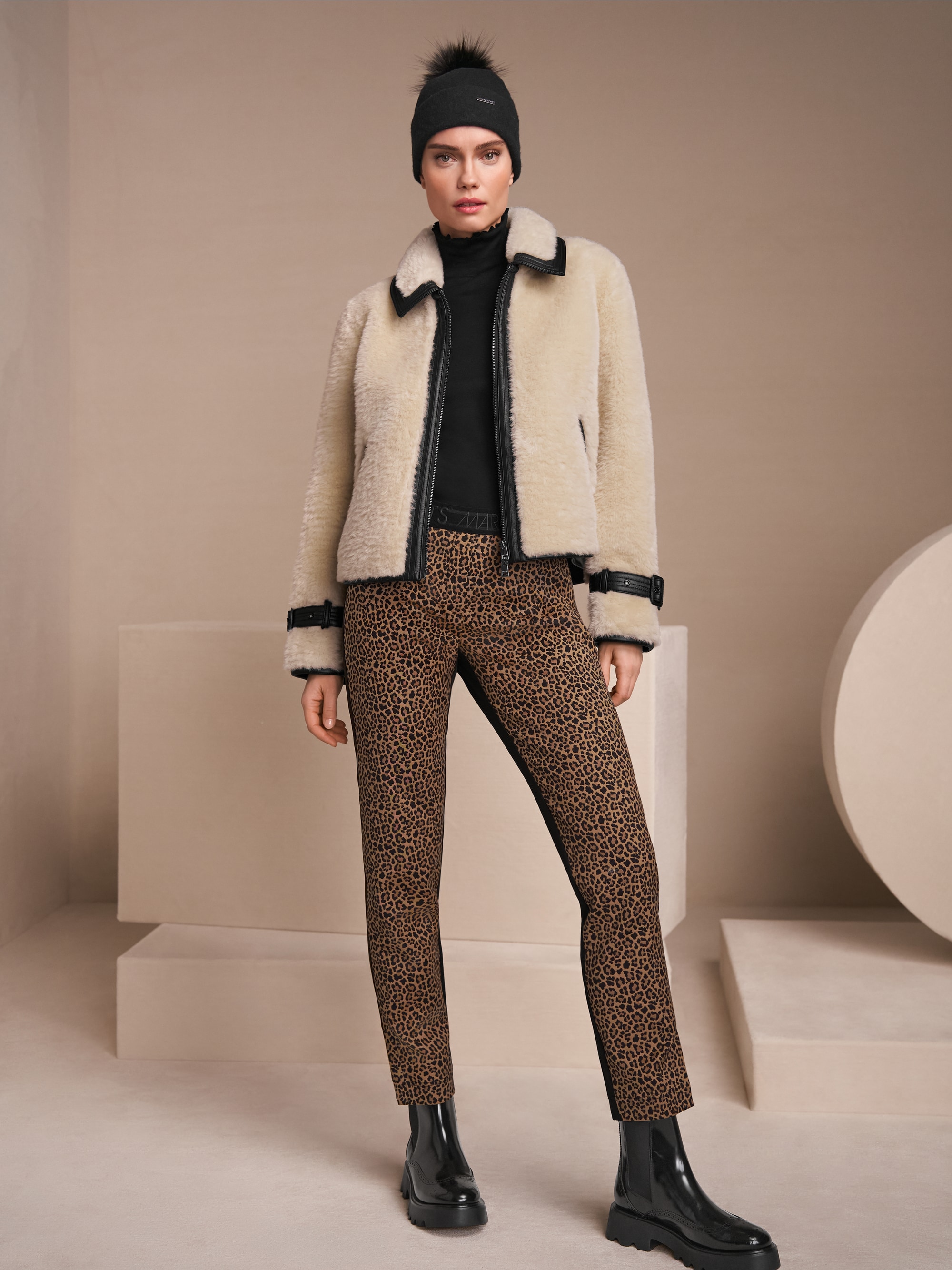 Plain long-sleeved turtleneck shirt