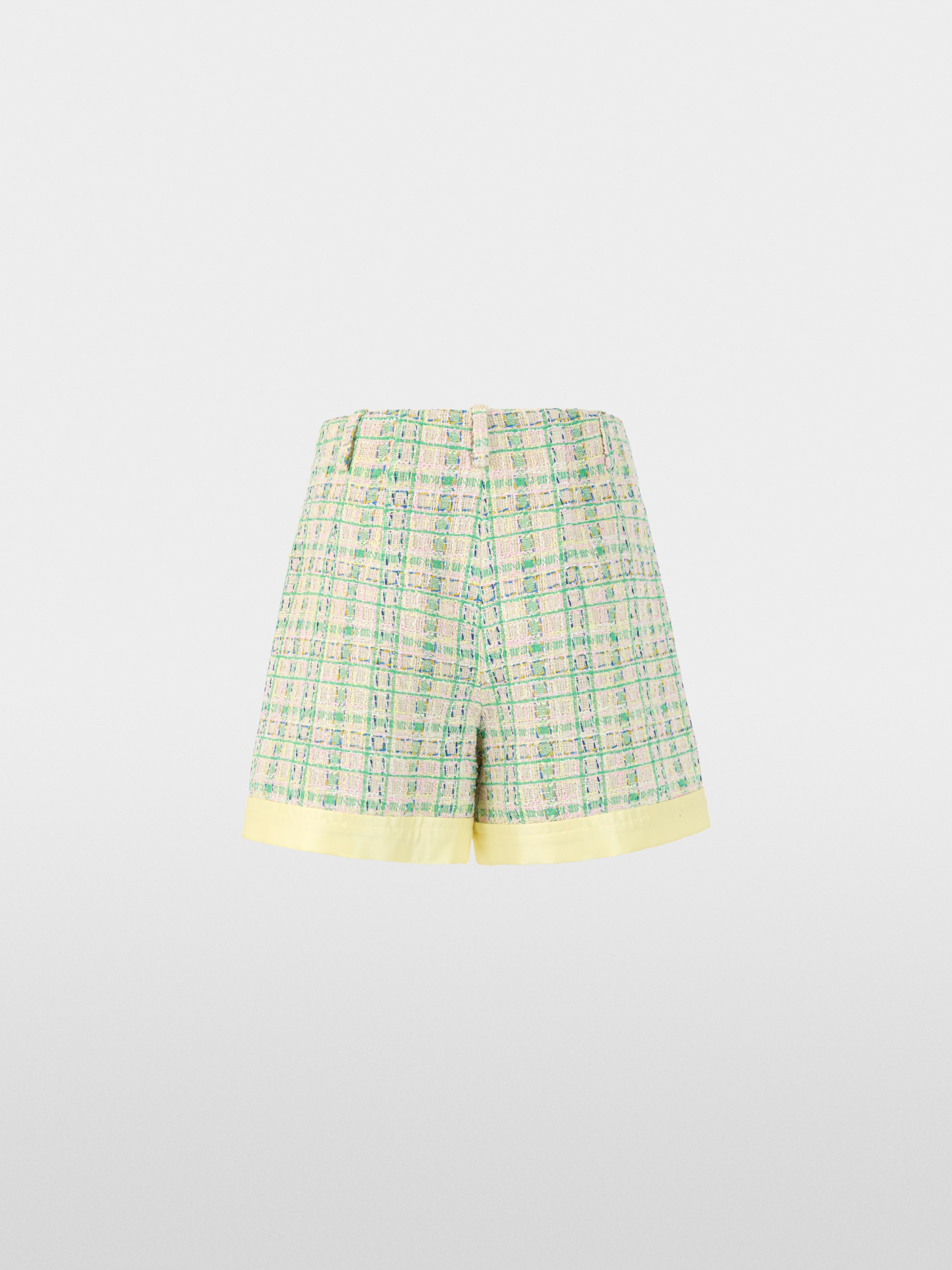 Shorts with contrasting details
