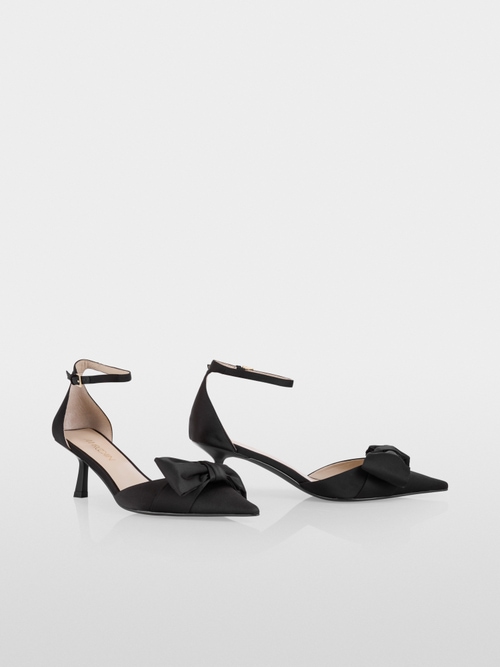 Elegant sandals with decorative bow