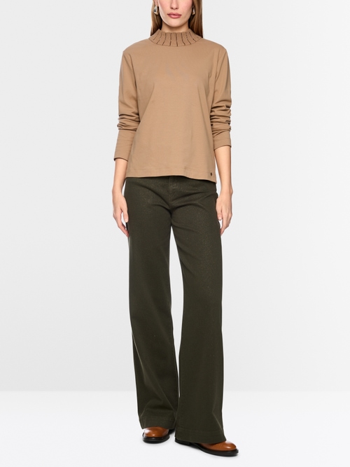 Shirt with knitted collar