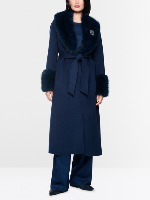 Luxurious coat with faux fur