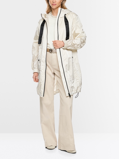 Manteau brillant avec détails contrastés