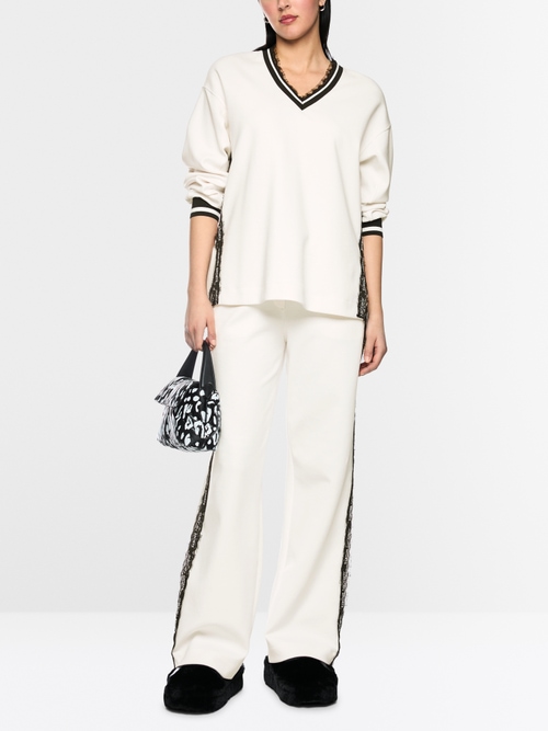 Sweatshirt with delicate lace details