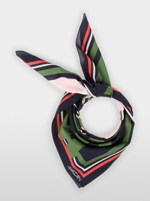 Foulard à motifs typographiques et floraux