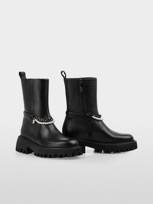 Boots with pearl and chain details