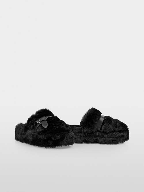Fluffy slippers with faux lambskin