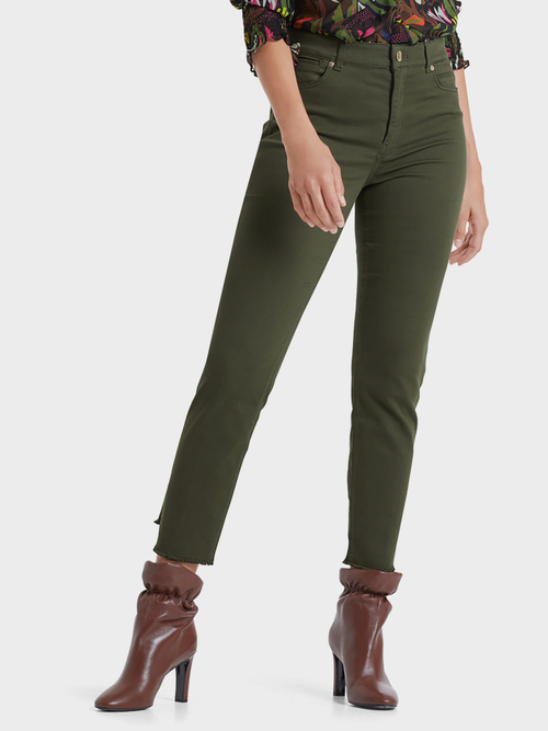 Verkürzte Röhrenjeans mit Fransen