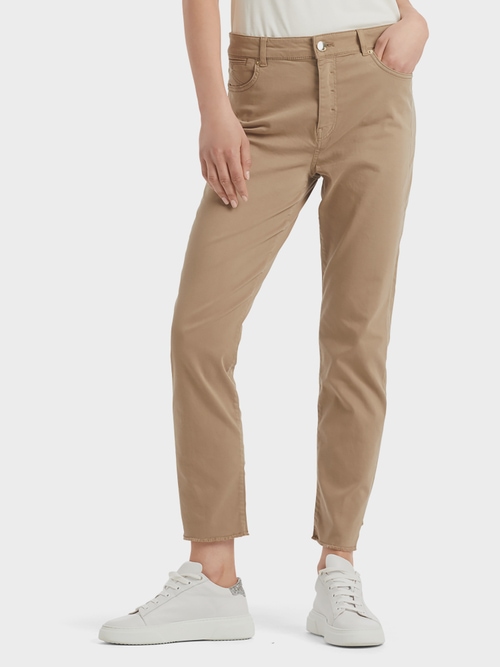 Verkürzte Röhrenjeans mit Fransen