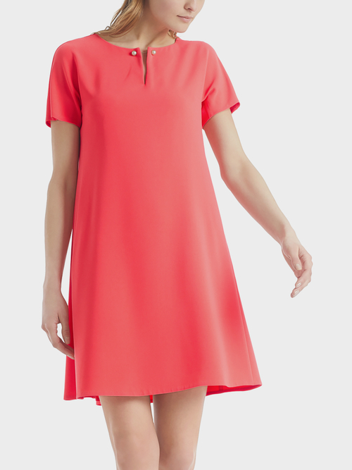 Kleid mit Perlenverzierung