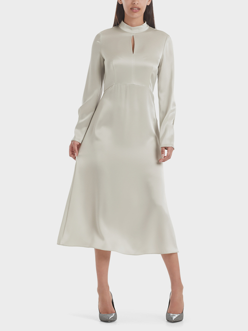 Robe en satin chatoyante