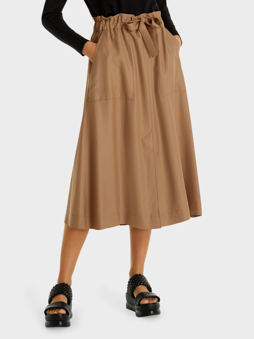 Paperbag skirt with slit