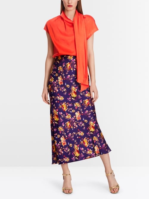 Satijnen blouse met decoratieve sjaal