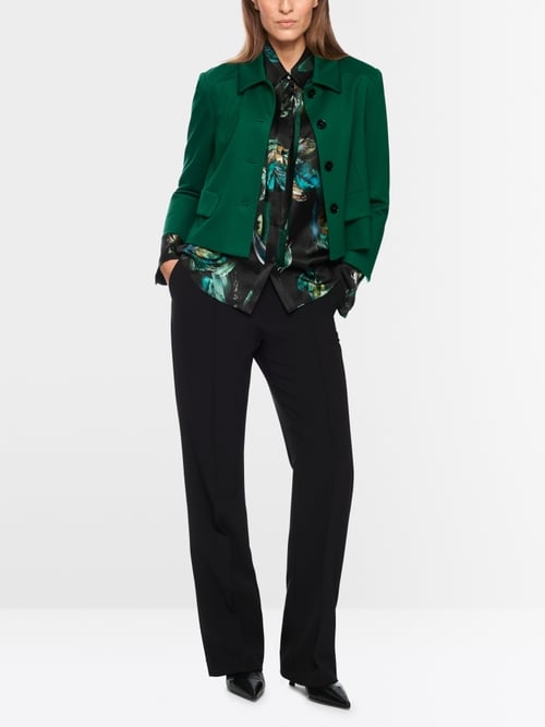Short jacket with sleeve slits