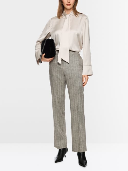 Vrouwelijke blouse met strik