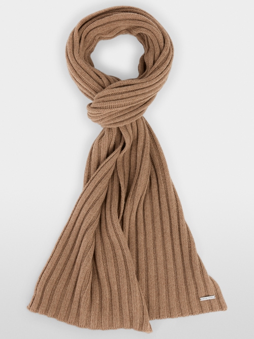 Strickschal in Rippstruktur