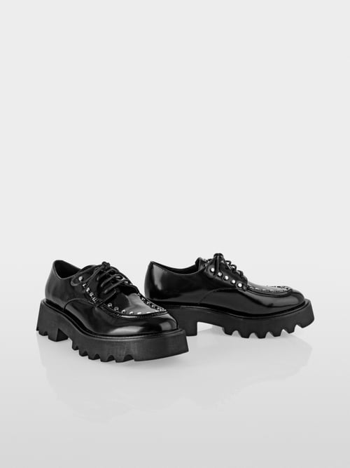 Patent leather low shoes