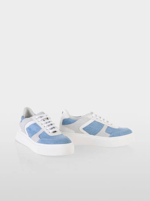 Sneaker aus Materialmix