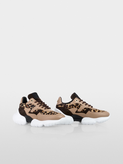 Leather trainers with leo highlights