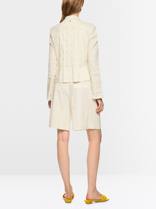 Feminine jacket with pintuck details