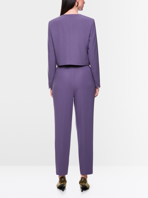 Short jacket with shoulder emphasis