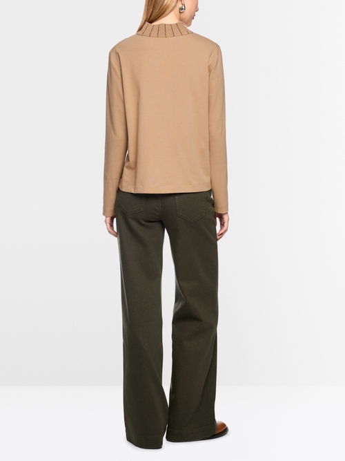 Shirt with knitted collar