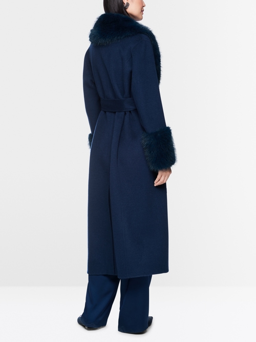 Luxurious coat with faux fur