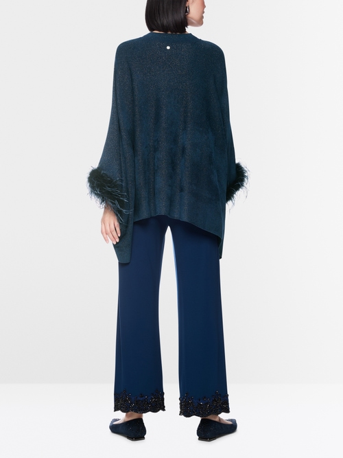 Knitted poncho with feathers