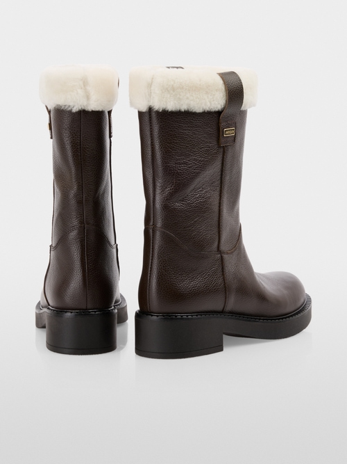 Leather boots with lambskin lining