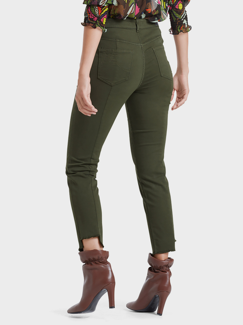 Verkürzte Röhrenjeans mit Fransen