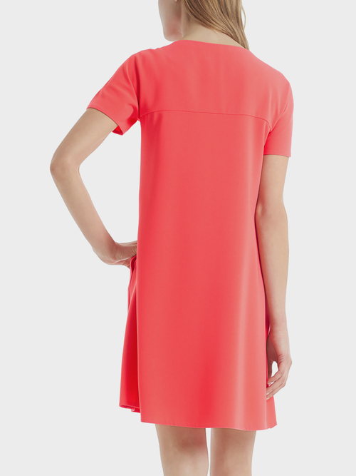 Kleid mit Perlenverzierung