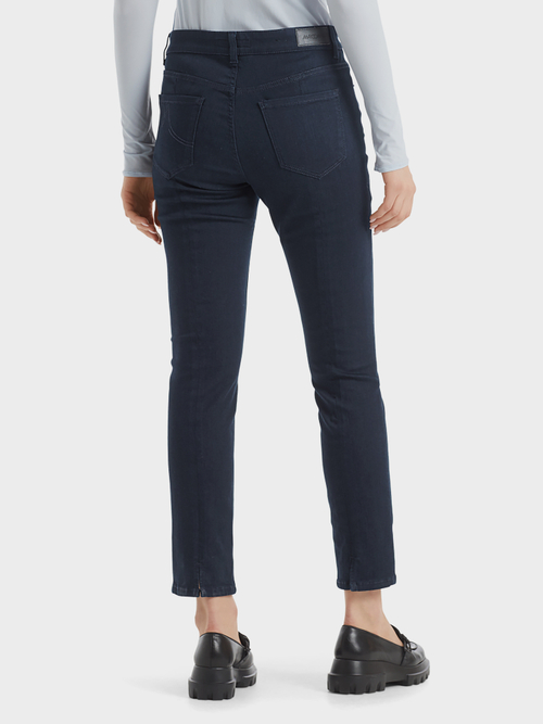 Jeans mit dunkler Waschung