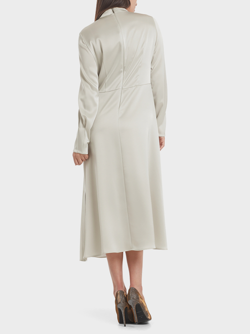 Robe en satin chatoyante