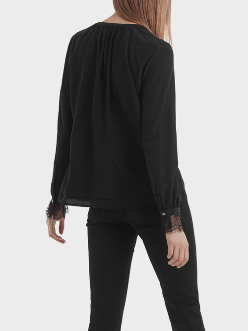 Edle Seidenbluse mit Spitze