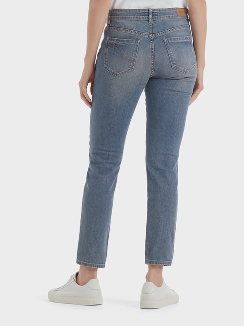 Röhrenjeans mit Schmuckknopf