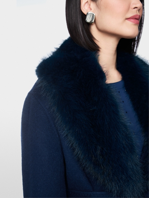 Luxurious coat with faux fur
