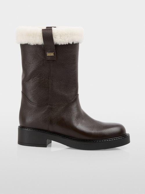 Leather boots with lambskin lining