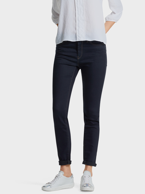 Röhrenjeans mit Kontrastnähten
