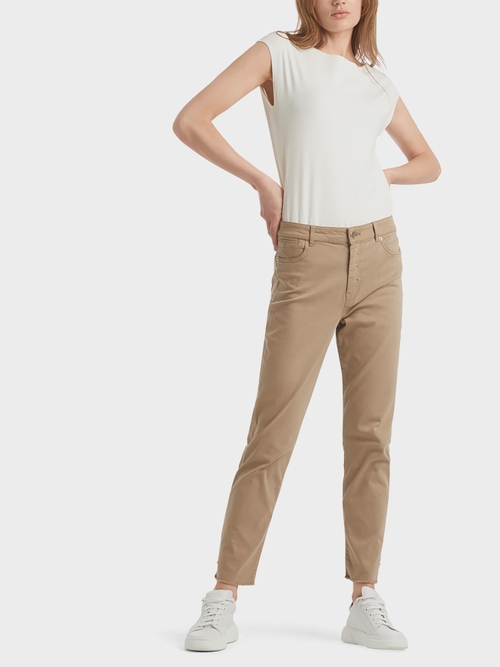 Verkürzte Röhrenjeans mit Fransen