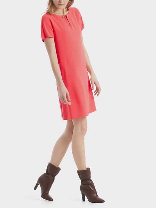 Kleid mit Perlenverzierung