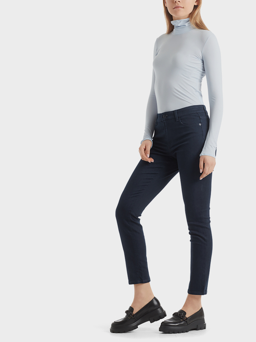 Jeans mit dunkler Waschung