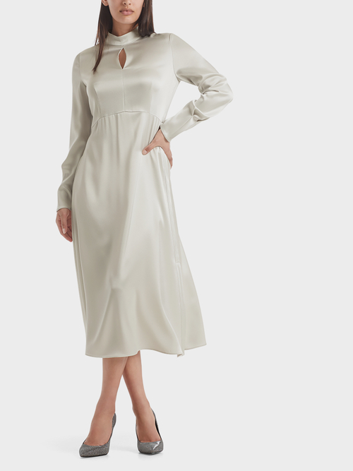 Robe en satin chatoyante